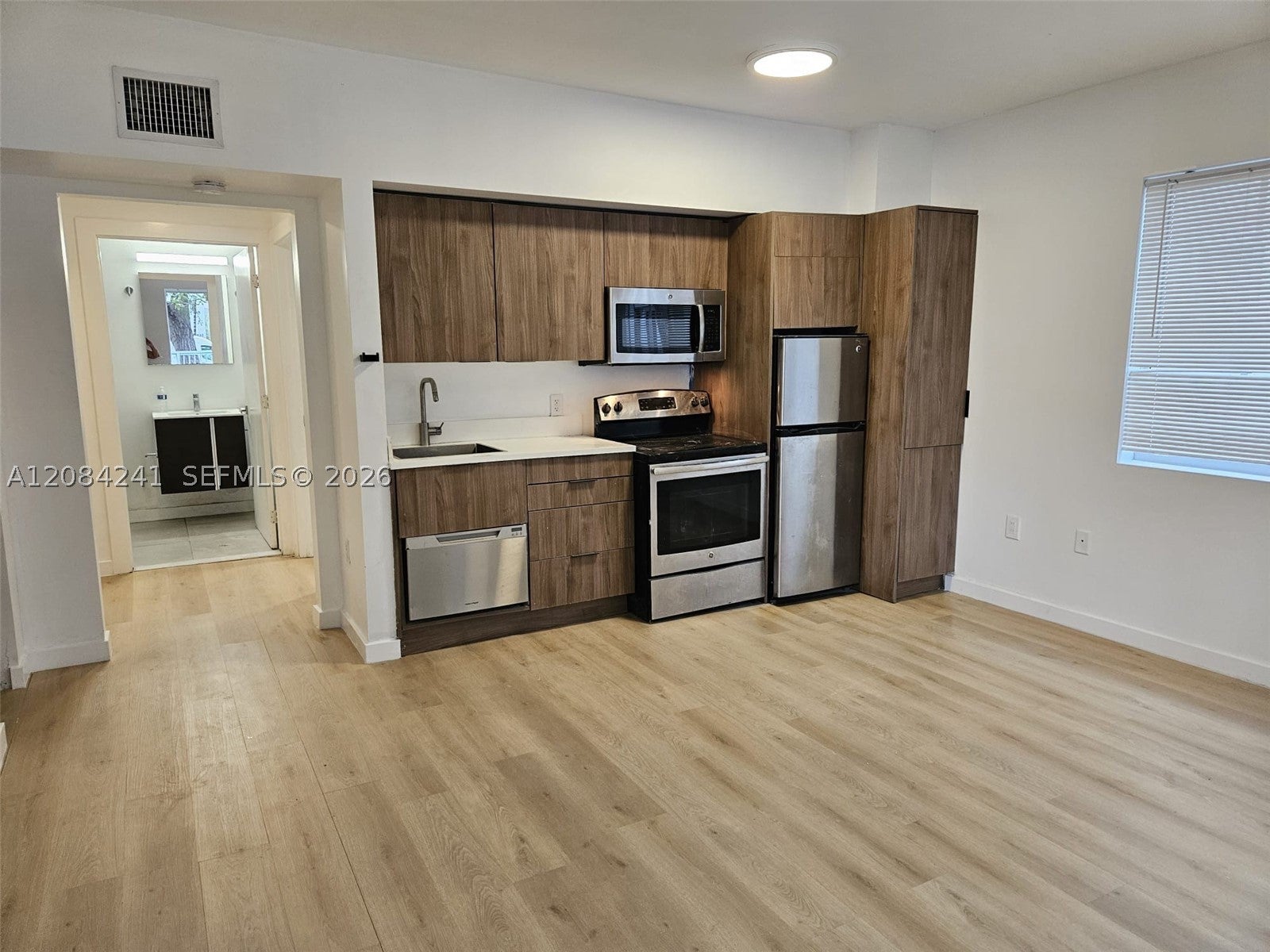 557 Michigan Ave 211 W/PARKING
