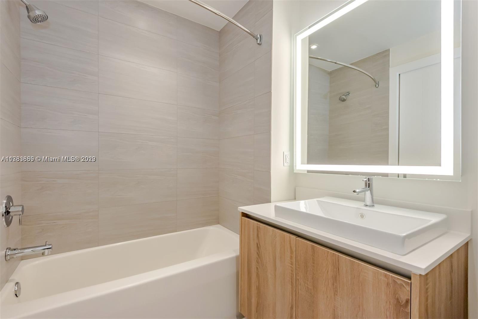AVENTURA PARKSQUARE RESID - Residential Lease
