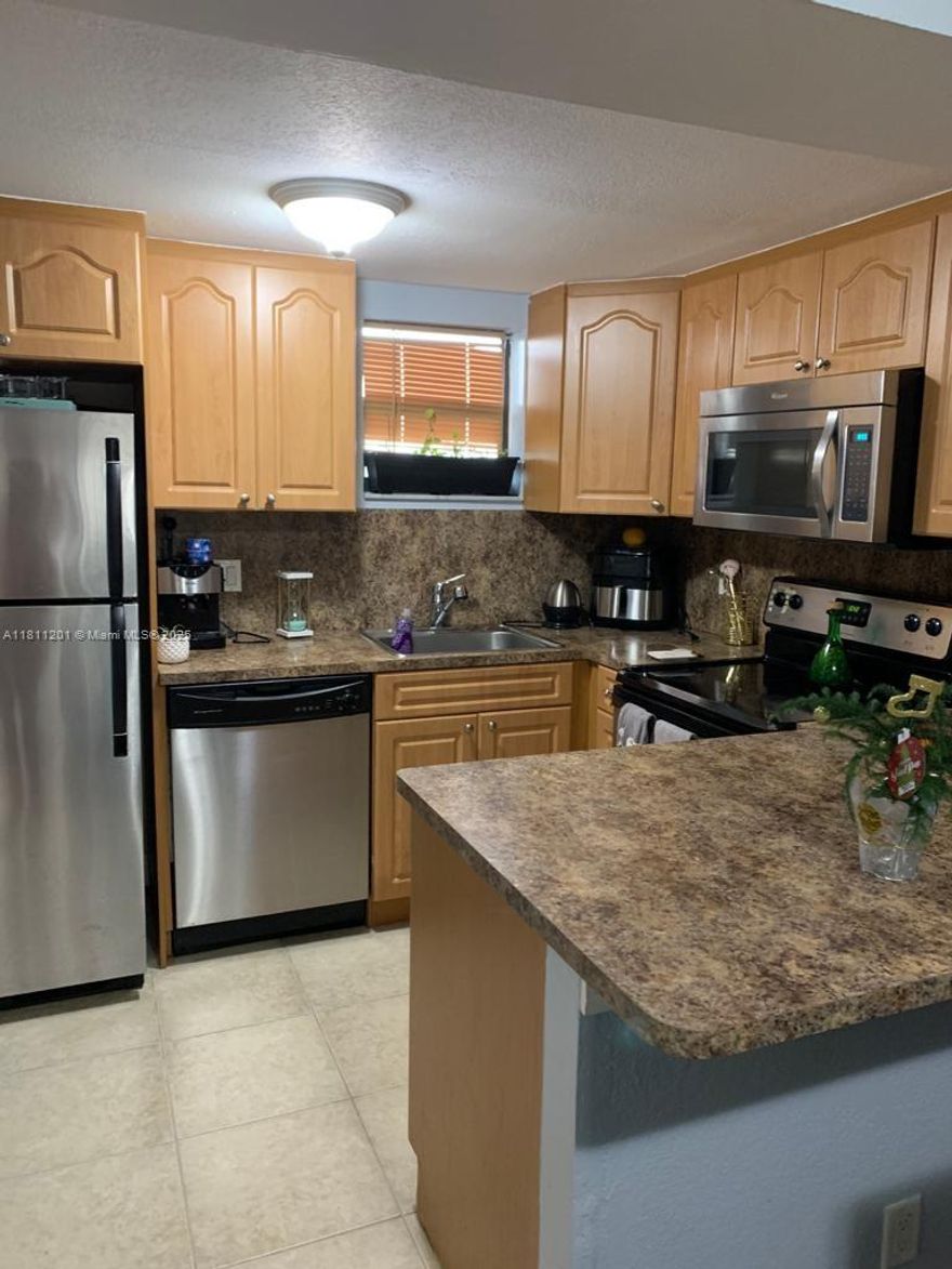 PRICE TO SELL, Stunning 1-bedroom,1-bathroom in the last floor with great views and privacy. Features In-Unit Washer&Dryer, ample Master Bedroom, Full kitchen, 2 parking spots. Las Vistas is a condo located in Downtown Doral and is a gated community. Enjoy access to amenities, boasting 4 Pools, 3 Tennis courts, a Racket Ball court, Gym, Clubhouse & free services like Freebee & Fumigation. Just steps away from trendy Restaurants, Shops, Top-rated Schools, Golf courses, Library, Parks, Art Museum, Supermarket, Health center, this location offers unbeatable walkability. If you're looking for a high-demand investment property or to use as your residence, this condo checks all the boxes. Low HOA & Pet Friendly. Tenant occupied until April/2026 paying a good rent.