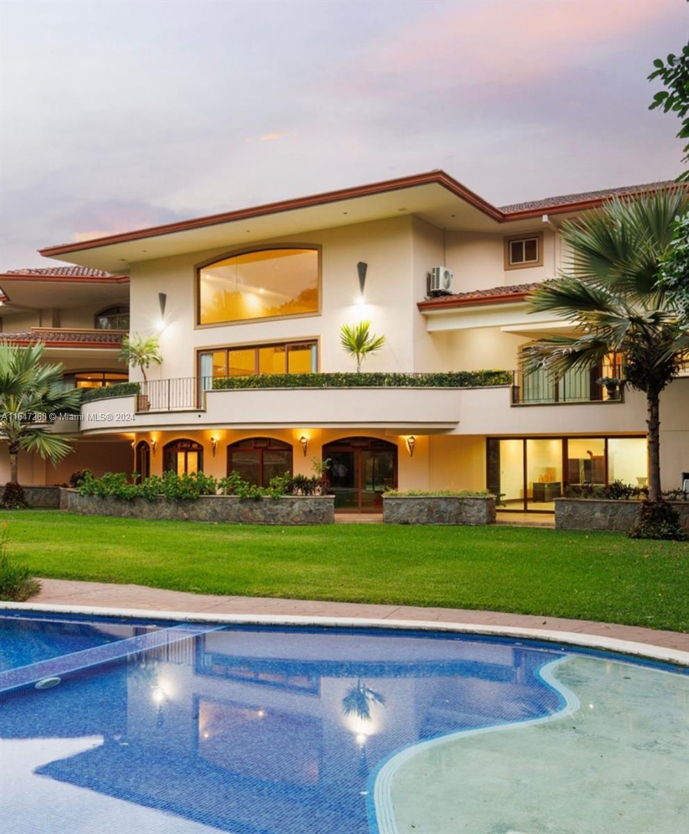 ncredible residence next to the Country Club in Escazu.
MIXED LAND USE, which allows for the development of towers up to 8 levels ... in its 10,476 M2, gardens and forest.
It is being sold at a value corresponding to M2 of land, since its privileged location on a secondary street with views of the Golf Course, is something unique!
Land of 147 meters x 67 meters ... With two street fronts.
Spectacular rooms, bathrooms, living rooms, dining room, etc., etc ... make this residence a place to live or a real estate development!Finishes in fine woods, marbles, etc.
7 Bedrooms.
Office
9 Bathrooms.
Gym.
Indoor parking for 7 cars and for 30 without a roof.
Pool.
Ranch
Play Area.
Jacuzzi
..............................ideal for a CLINIC, EMBASSY, FAMILY RESIDENCE or REAL ESTATE PROJECT