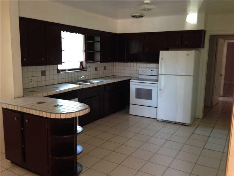 GOOD LOCATION E OF US1 WALKING DISTANCE TO DOWNTOWN HOLLYWOOD, MINUTES TO HOLLYWOOD BEACH AND MINUTES FROM GULFSTREAM PARK. 3 BED, 2 BATH, TILE FLOOR, ATTACH PARKING, WASHER AND DRYER INSIDE THE UNIT