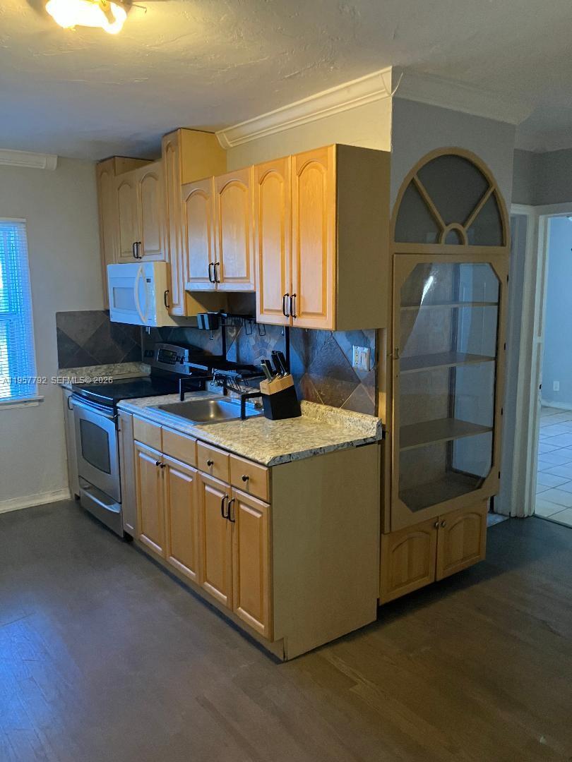 HOLLYWOOD PARK - Residential Lease