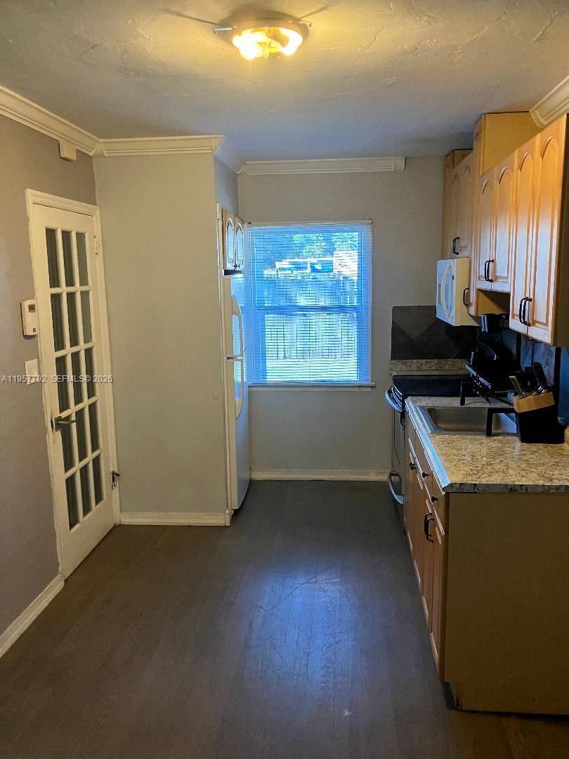 HOLLYWOOD PARK - Residential Lease