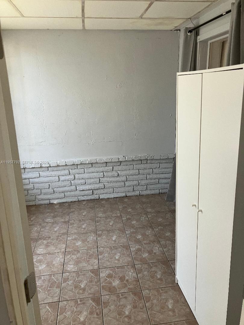 HOLLYWOOD PARK - Residential Lease