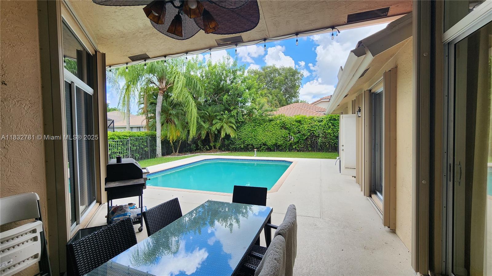 2610 E Oakbrook Ct 2610