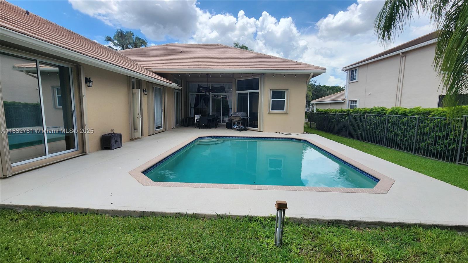 2610 E Oakbrook Ct 2610