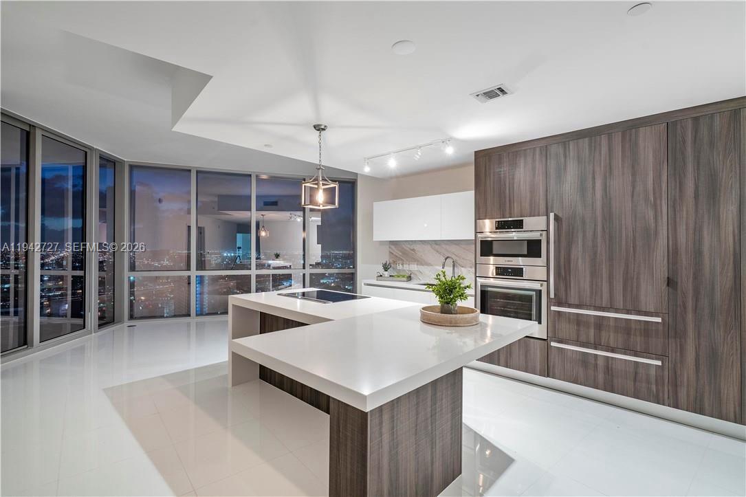 PARAMOUNT MIAMI WORLDCENT - Residential Lease