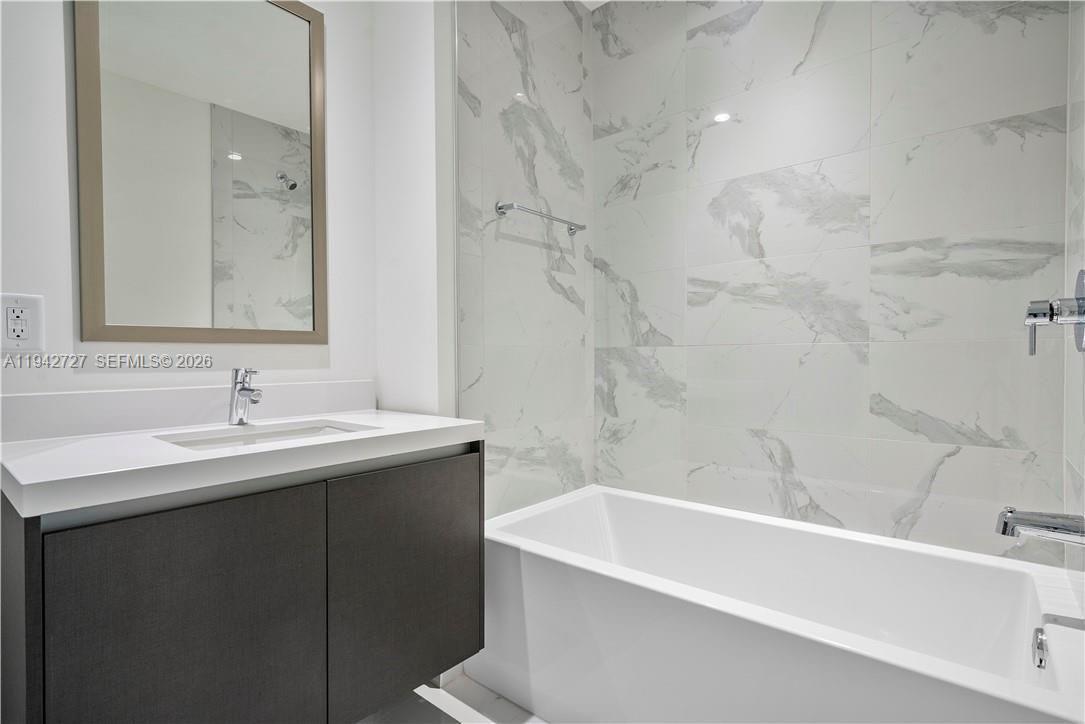 PARAMOUNT MIAMI WORLDCENT - Residential Lease