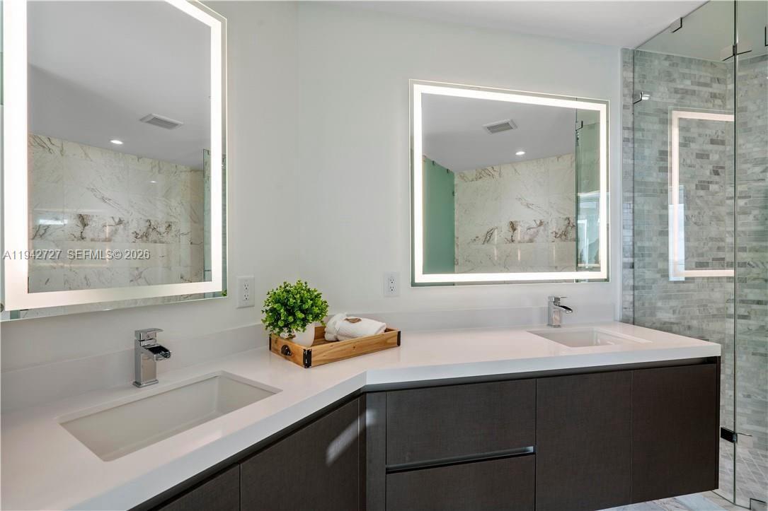 PARAMOUNT MIAMI WORLDCENT - Residential Lease