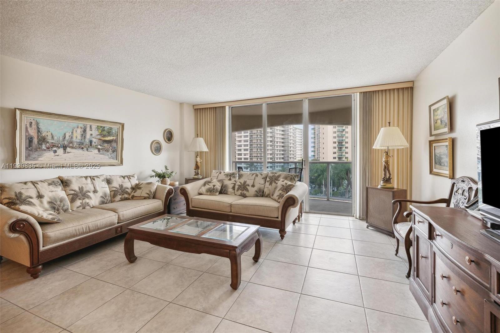 HALLMARK OF HOLLYWOOD CON - Residential Lease