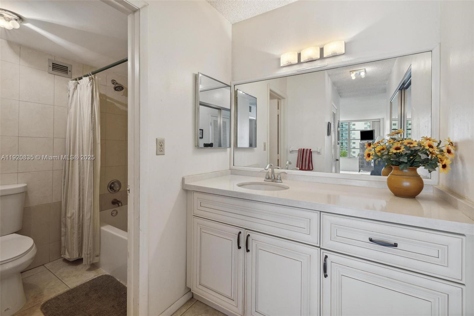 HALLMARK OF HOLLYWOOD CON - Residential Lease