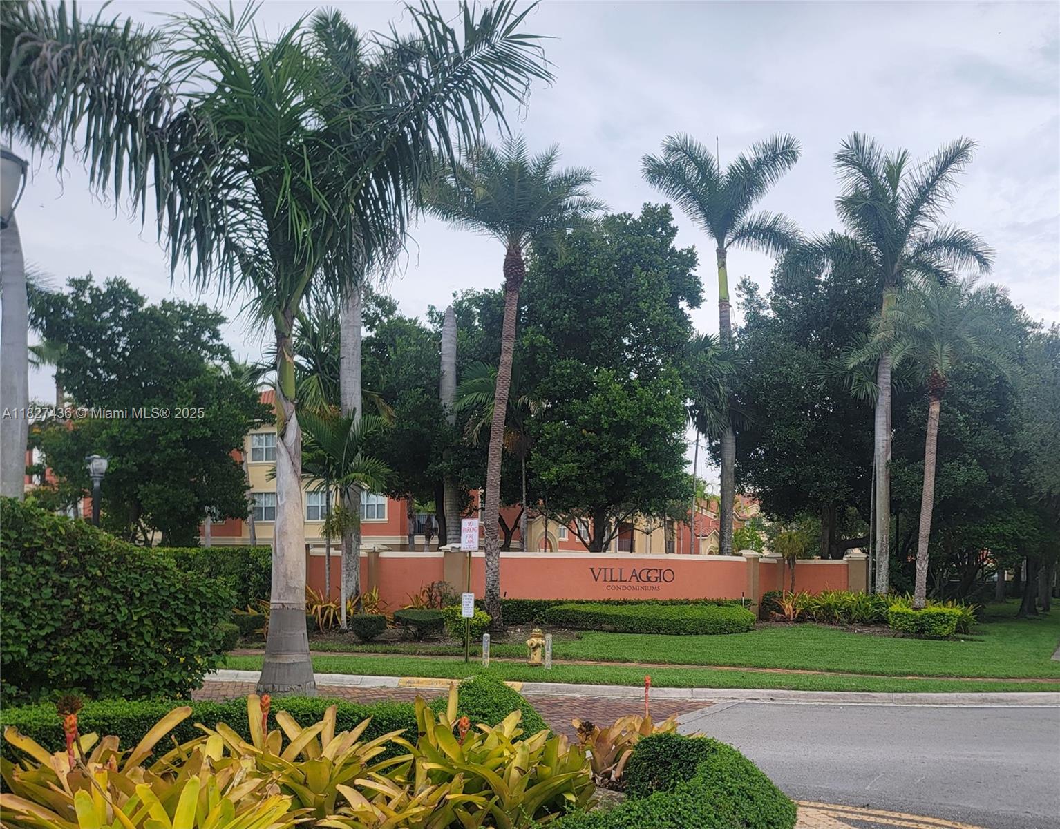 Beautifully updated 1 bedroom, 1 bathroom unit with serene views of lush greenery. This spacious residence features high ceilings and large windows that fill the home with natural light. The open layout is complemented by a modern kitchen with stainless steel appliances and a full-size washer and dryer for added convenience.
Located in a gated community with exceptional amenities including a fitness center, indoor basketball court, volleyball court, billiards room, swimming pool, clubhouse, and more. Move-in ready and ideal as a primary residence or investment property, this unit offers the perfect combination of comfort, style, and convenience.