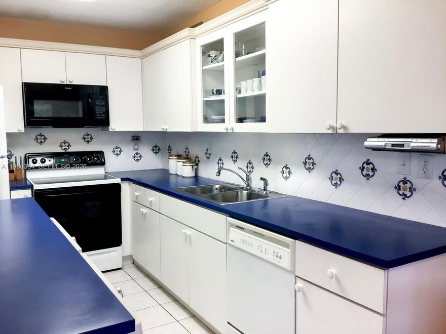 Welcoming apartment in excellent condition, featuring an open-concept layout and a spacious balcony. The cheerful, modern remodeled kitchen enhances the overall appeal of the home. Ideally located, the property includes the convenience of two assigned parking spaces. The community offers desirable amenities such as a swimming pool, tennis court, 24/7 security, and a gated entrance with perimeter fencing.