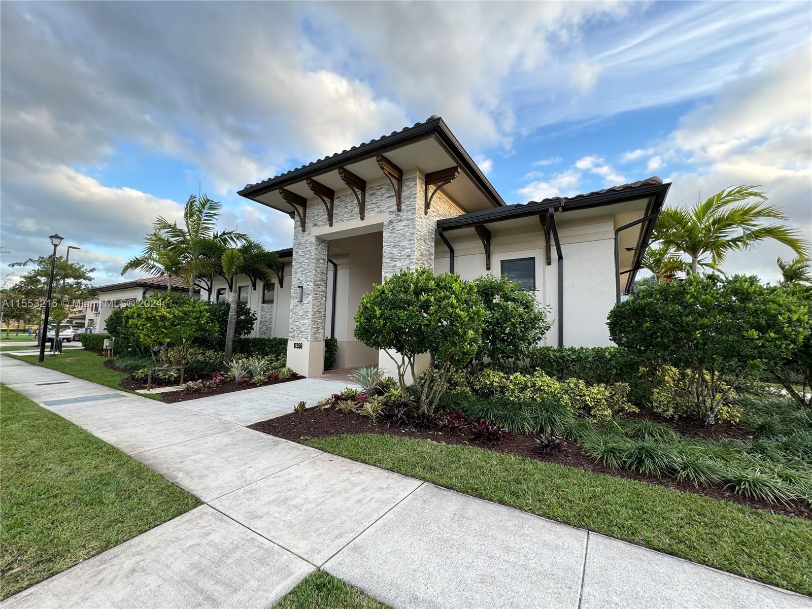 COCO PALM VILLAS - Residential Lease