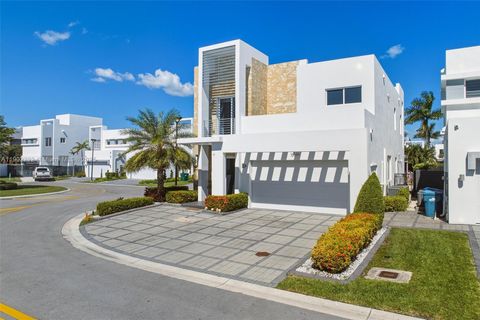 10359 NW 67th Ter Doral FL 33178
