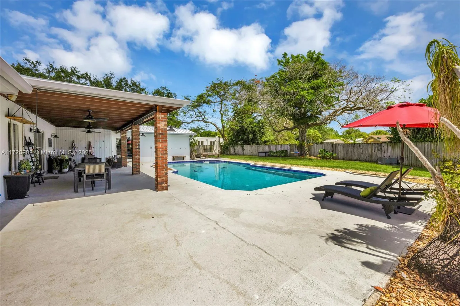 Palmetto Bay, Florida 33157, United States, 4 Bedrooms Bedrooms, ,3 BathroomsBathrooms,Residential,Pending,16131