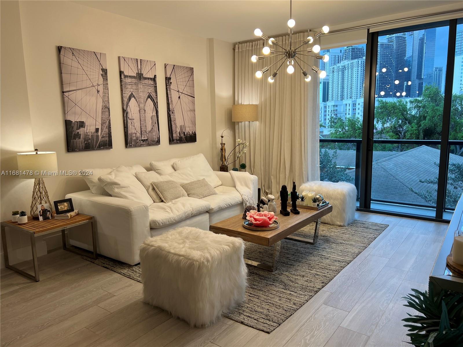 Best location of Brickell. Easy access from 95 Hgwy. Best location of Brickell. Easy access from 95 Hgwy. Fully furnished 1 bedroom with 1 assigned parking space. Great amenities including a roof top pool, gym, sauna, front desk, social room and kitchen. Jacuzzi.