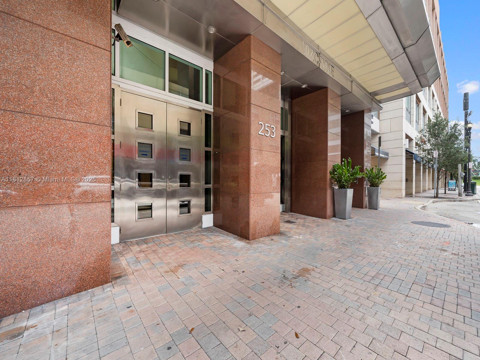 VIZCAYNE SOUTH CONDO - Residential