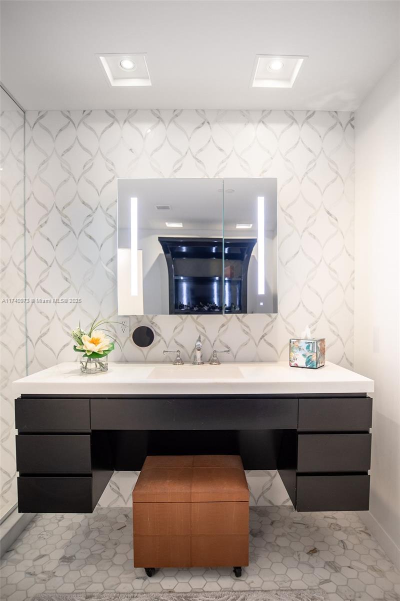 RESIDENCES AT VIZCAYA CON - Residential