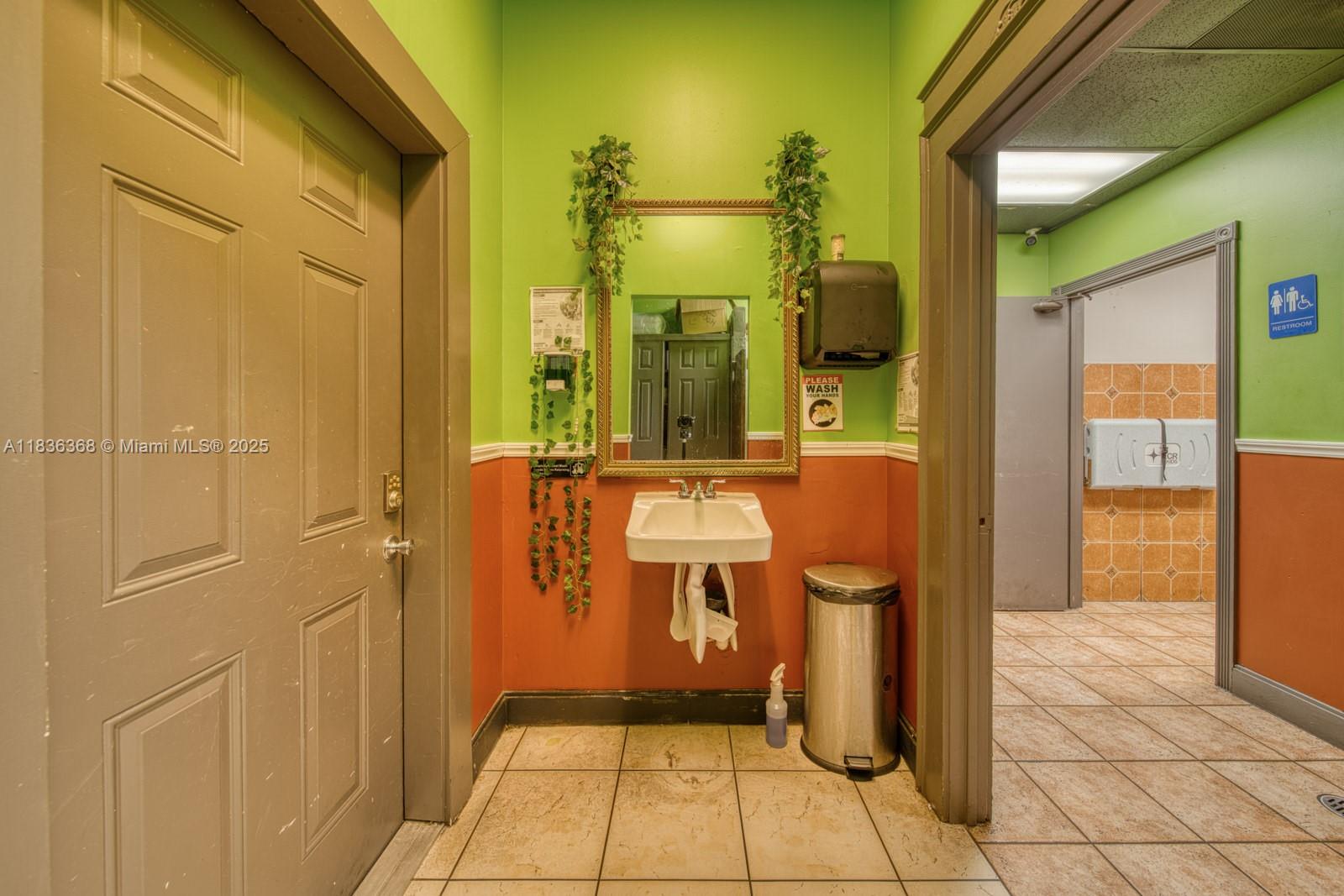 Main image without alt text