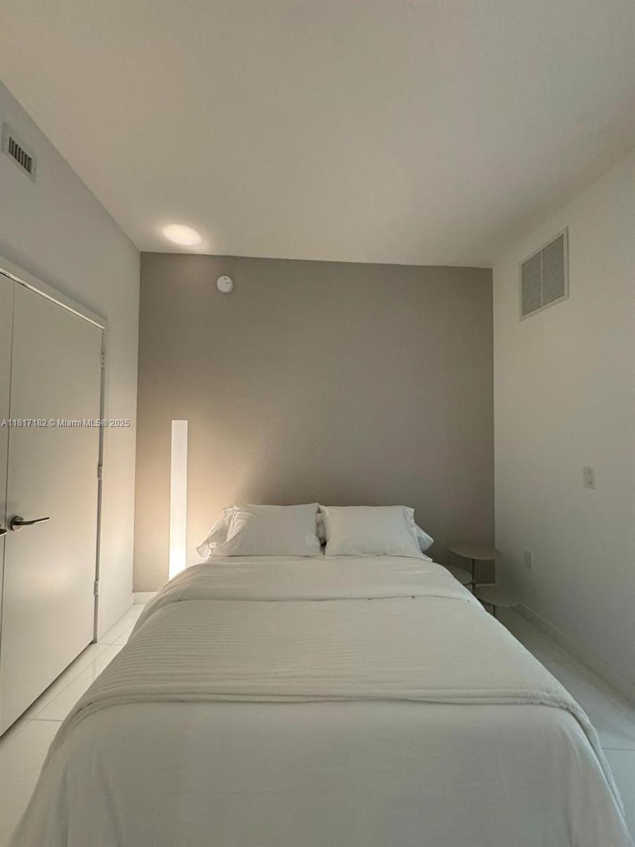 PARAMOUNT MIAMI WORLDCENT - Residential Lease