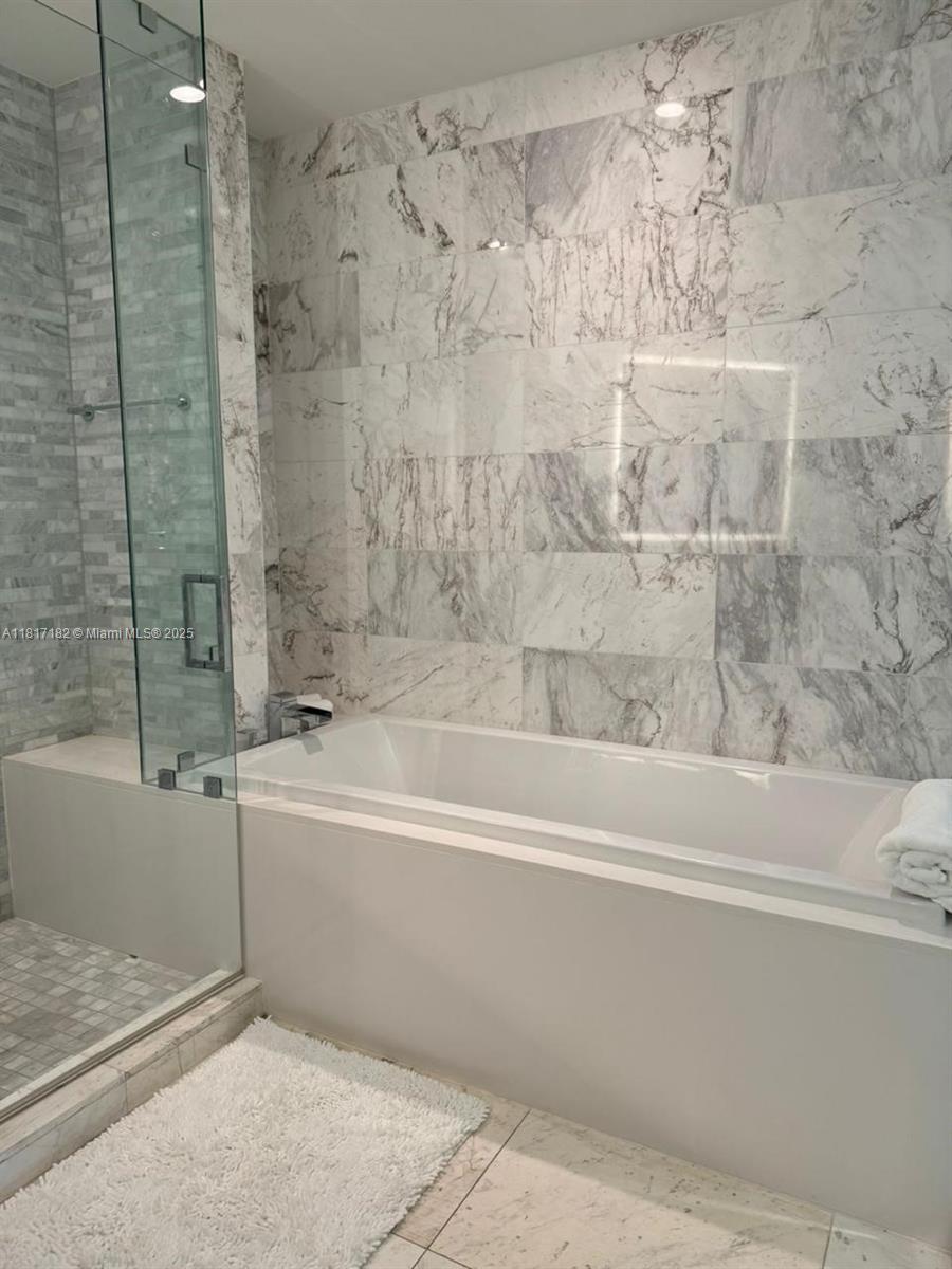 PARAMOUNT MIAMI WORLDCENT - Residential Lease