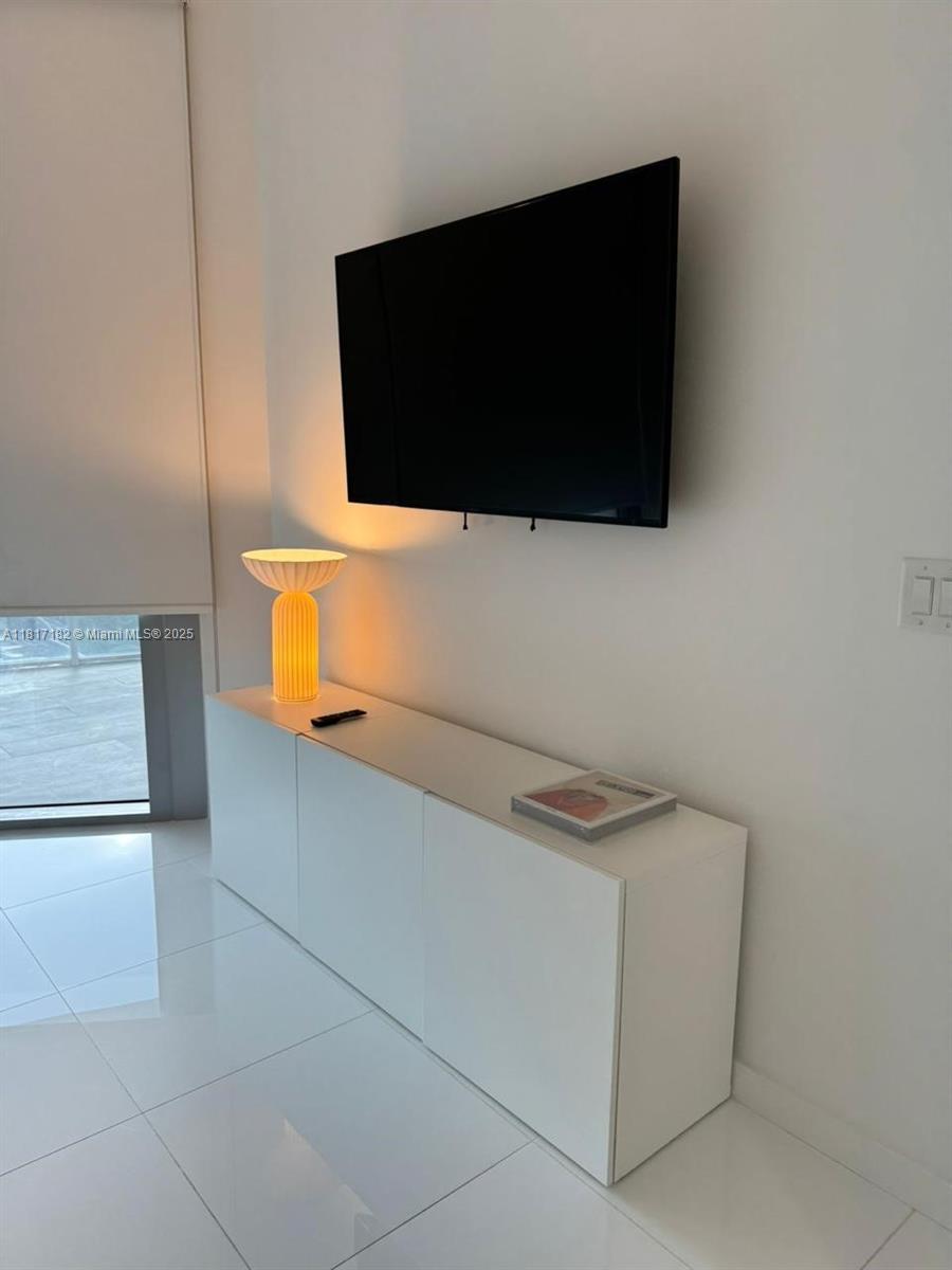 PARAMOUNT MIAMI WORLDCENT - Residential Lease