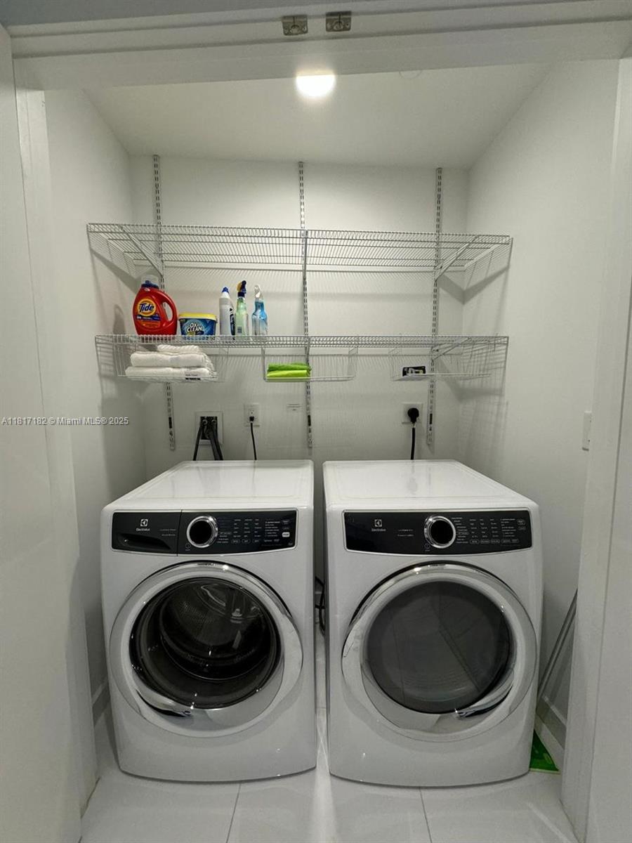 PARAMOUNT MIAMI WORLDCENT - Residential Lease