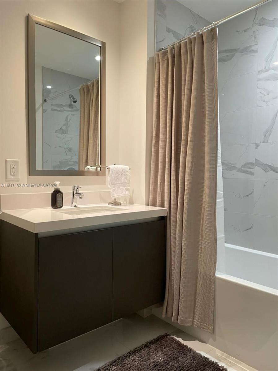 PARAMOUNT MIAMI WORLDCENT - Residential Lease