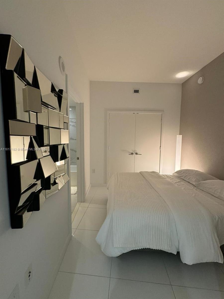 PARAMOUNT MIAMI WORLDCENT - Residential Lease