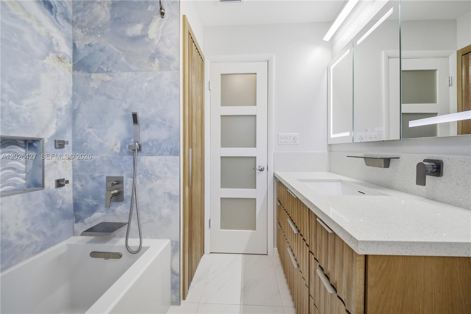 HOLLYWOOD HILLS - Residential