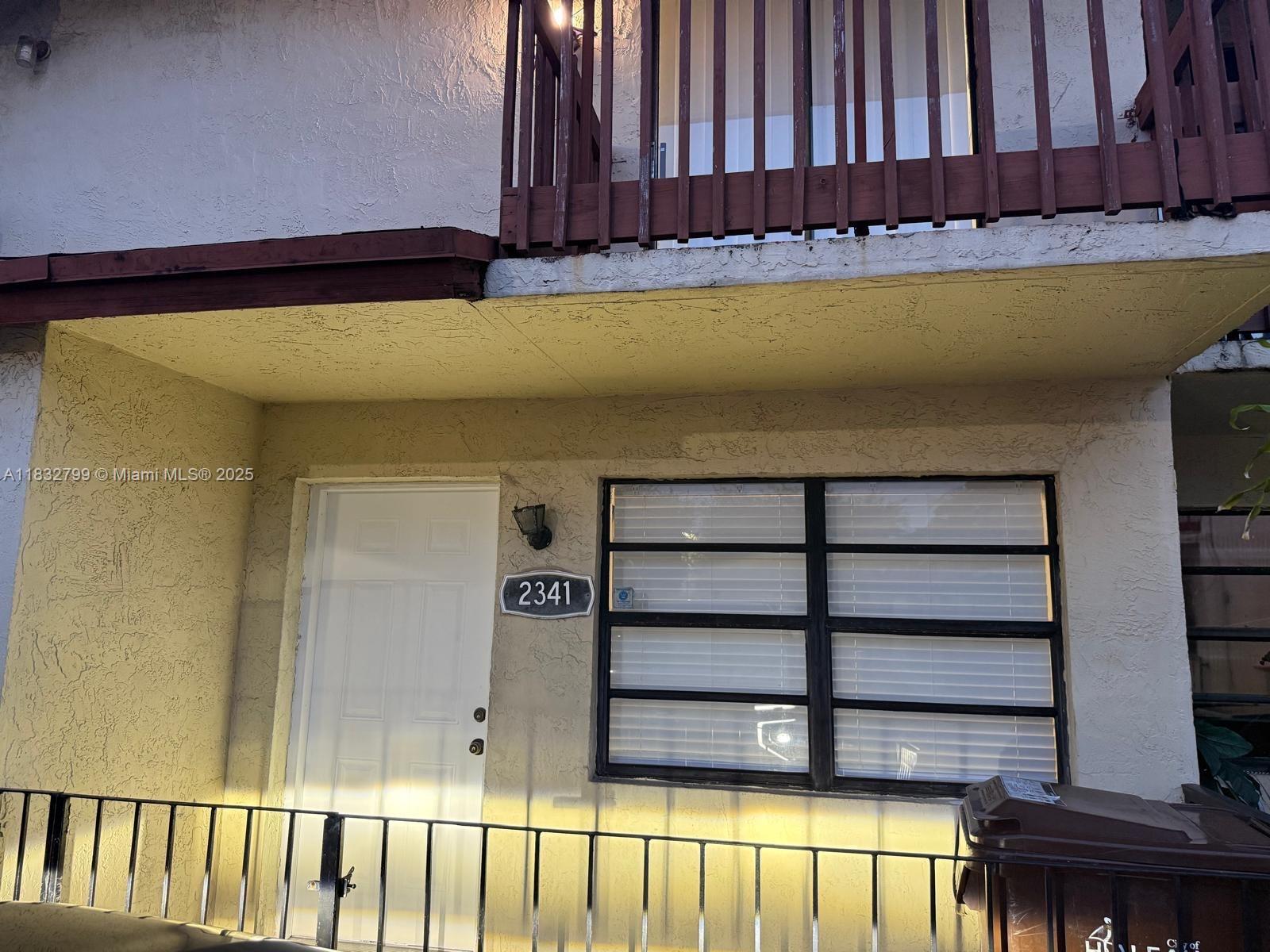 Spacious two floors unit with 2 bedrooms and 1.5 baths located in the heart of Hialeah. Nice fenced patio. Washer and dryer. Walking distance from all shopping, restaurants and more.