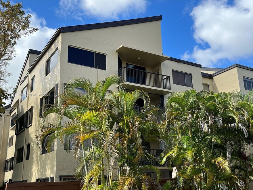 We are proud to present this beautiful, clean and bright 3 bedroom / 2 bathroom lake view condo on the top floor of The Atriums in the gated community of Snapper Village Condominiums. You will fall in love with the vaulted ceilings that pours light into the extra large great room and white kitchen which features new stainless steel finished appliances. Stackable laundry inside the unit. You'll enjoy relaxing in your open balcony with a cup of coffee in the morning, or a glass of wine in the evening as you gaze at the expansive views. This community inspires you to take walks on the shaded paths, go swimming at the pool, or even take up tennis. This unit will not last! Come to see it. It is vacant and easy to see it. Come ready to make your best offer!