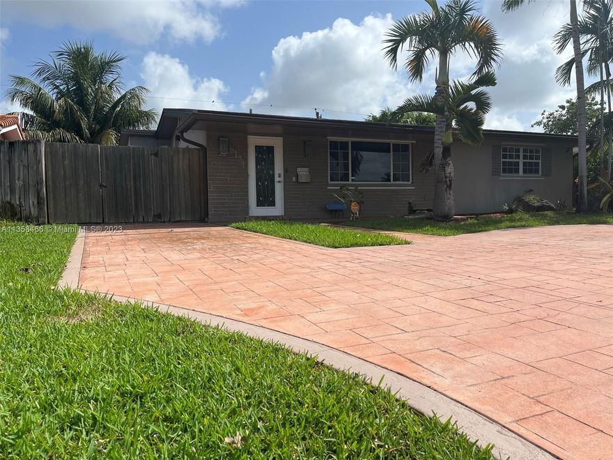 This Pembroke Pines charmer features, 3 bedrooms 2 baths large open kitchen with stainless steel appliances,
huge pantry/laundry room with access to the yard. Man cave/Florida room overlooks the back yard. New shingle
cat 5 roof less than 4 years. Circular and strip drive way with pavers and boat strip.