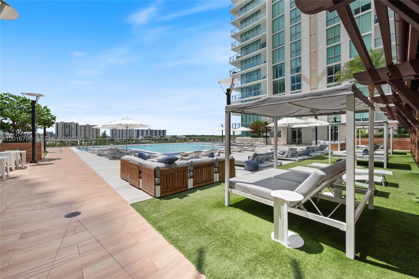 PARQUE TOWERS CONDO - Residential