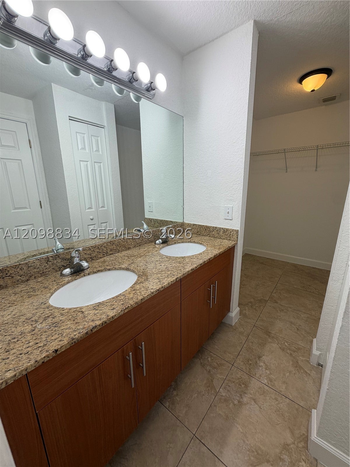 11 Antilla Ave B