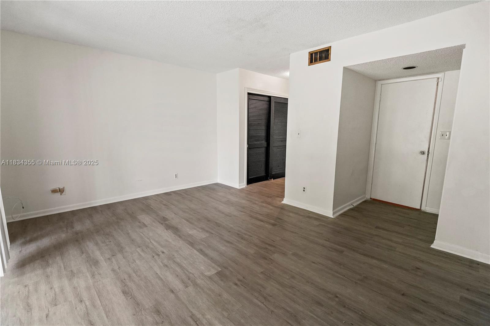 COURTS OF INVERRARY PHASE - Residential Lease