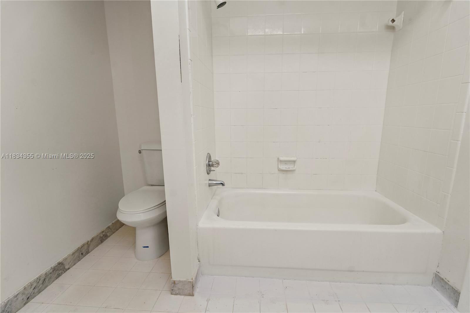 COURTS OF INVERRARY PHASE - Residential Lease