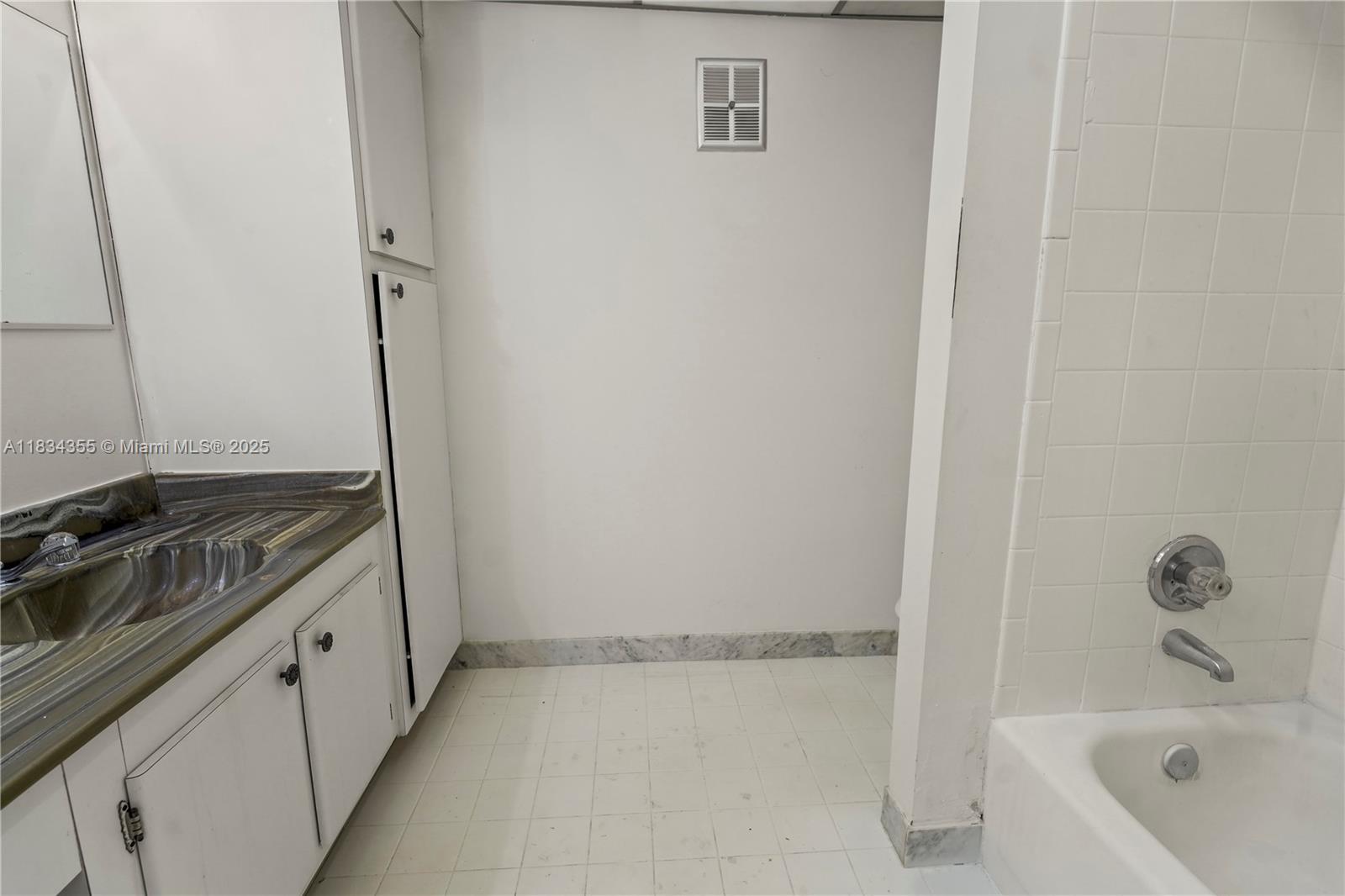 COURTS OF INVERRARY PHASE - Residential Lease