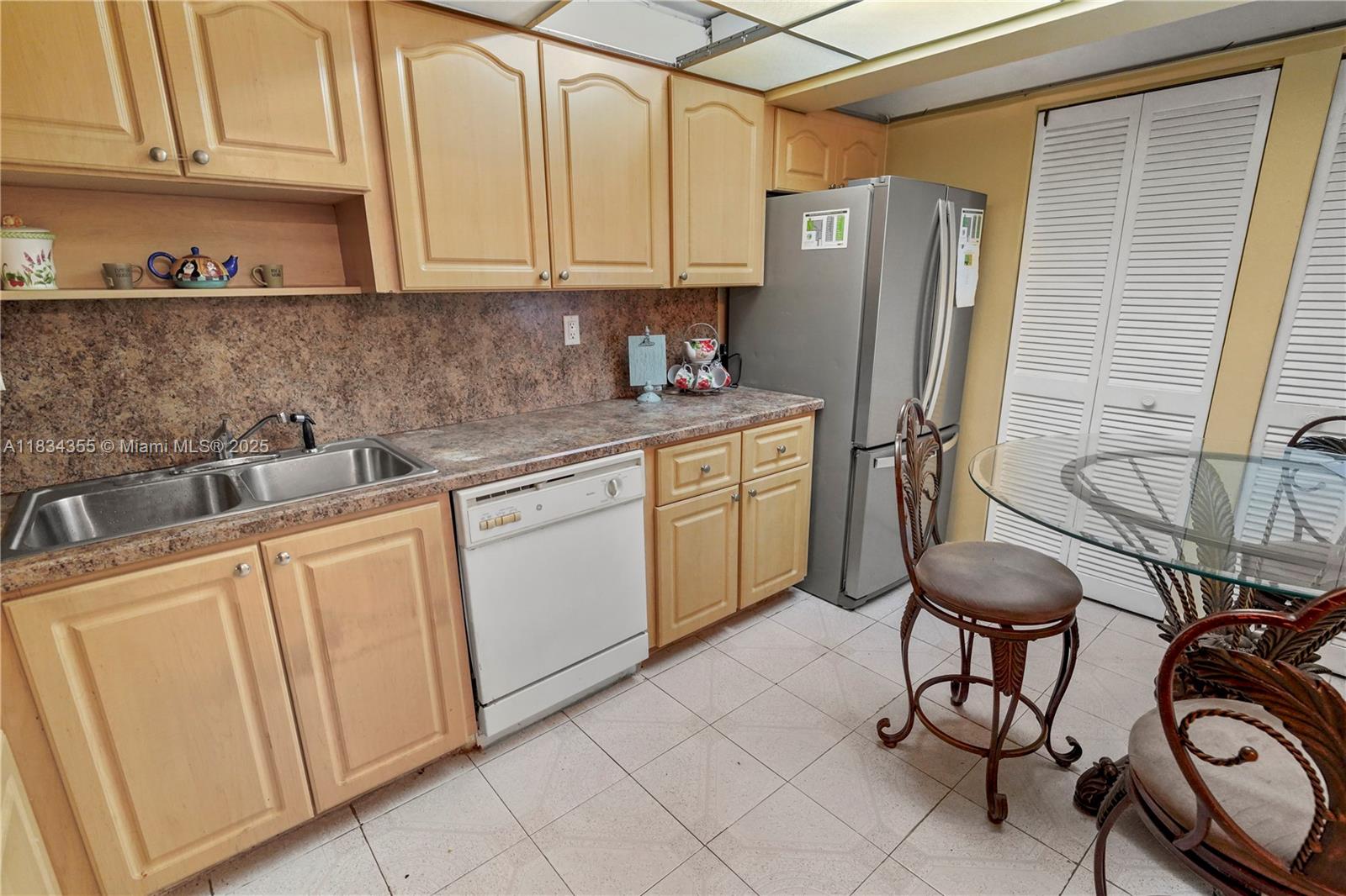 COURTS OF INVERRARY PHASE - Residential Lease