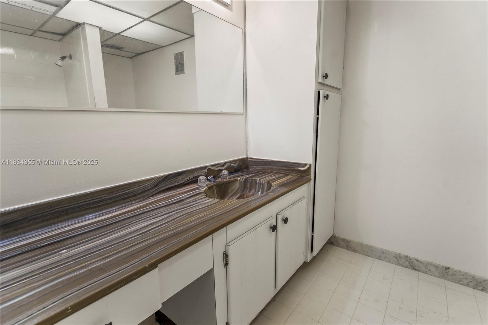 COURTS OF INVERRARY PHASE - Residential Lease