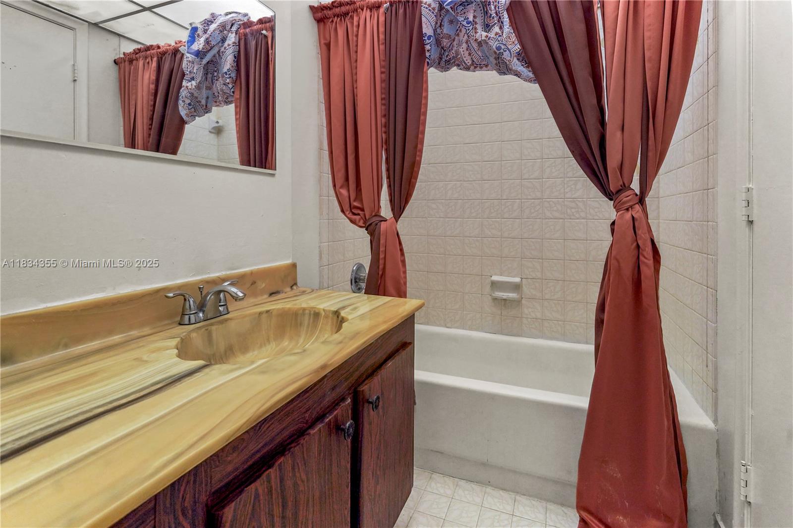 COURTS OF INVERRARY PHASE - Residential Lease