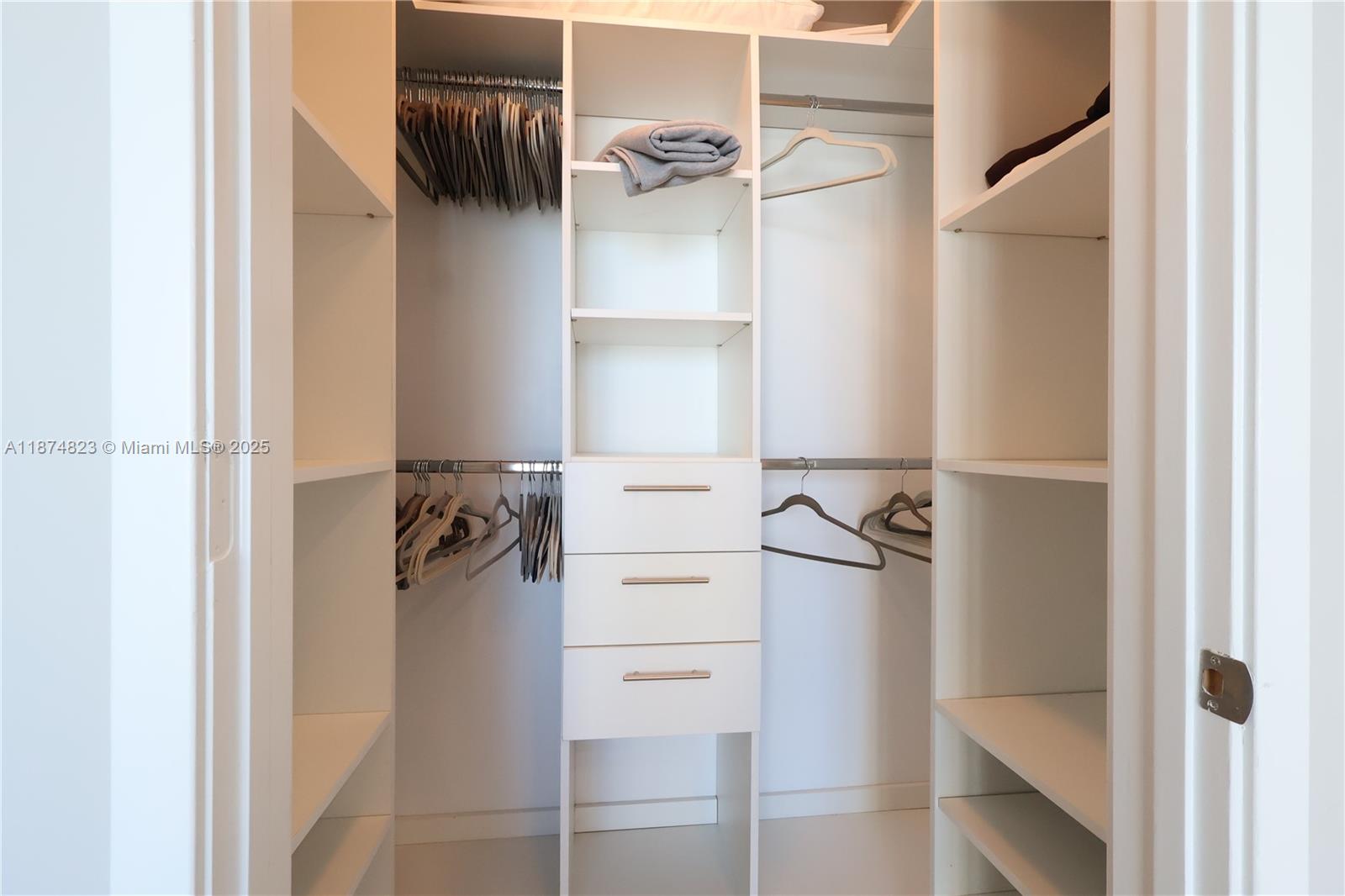 REACH CONDO - Residential