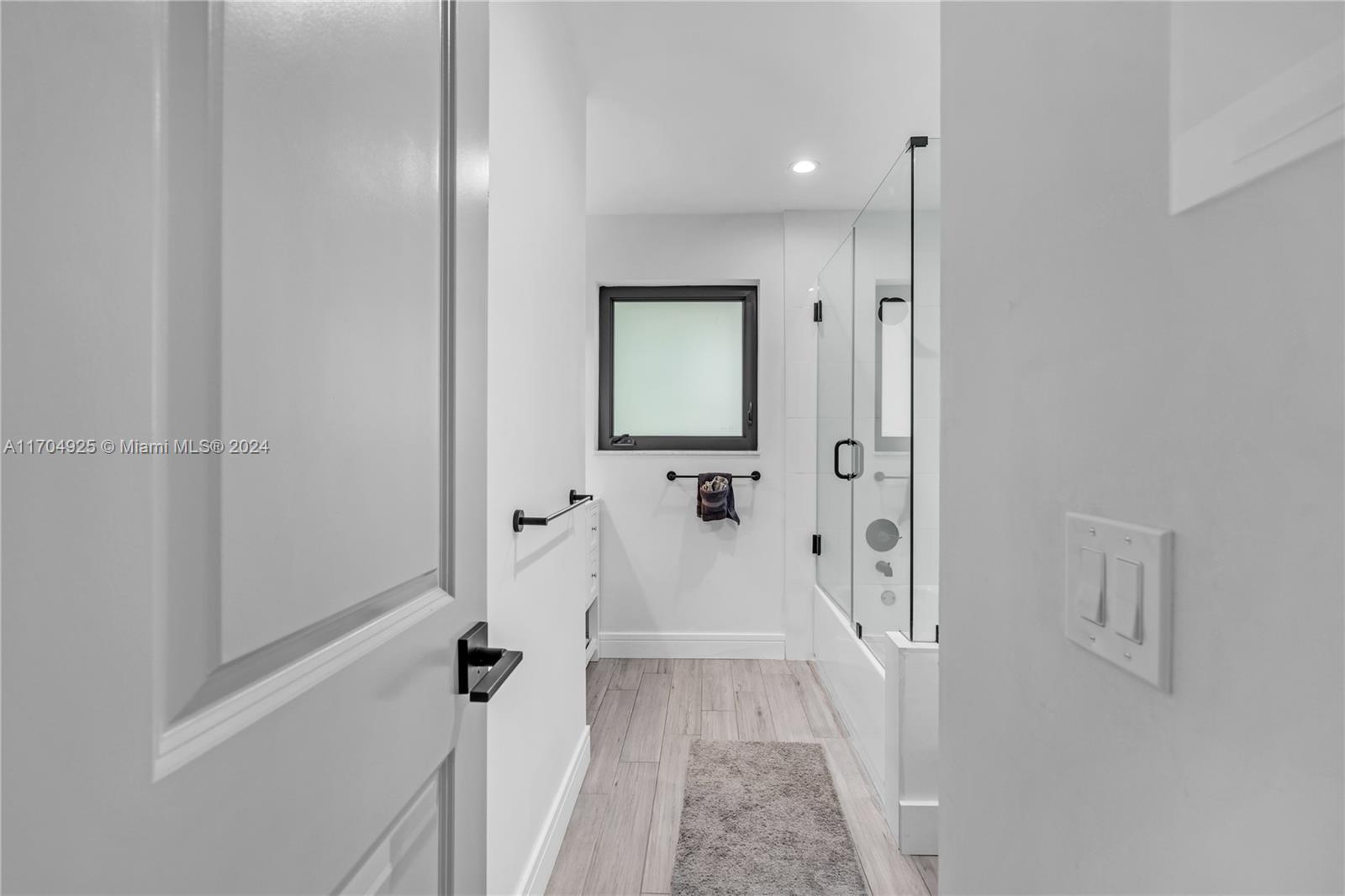 IMPERIAL POINT 1 SEC - Residential
