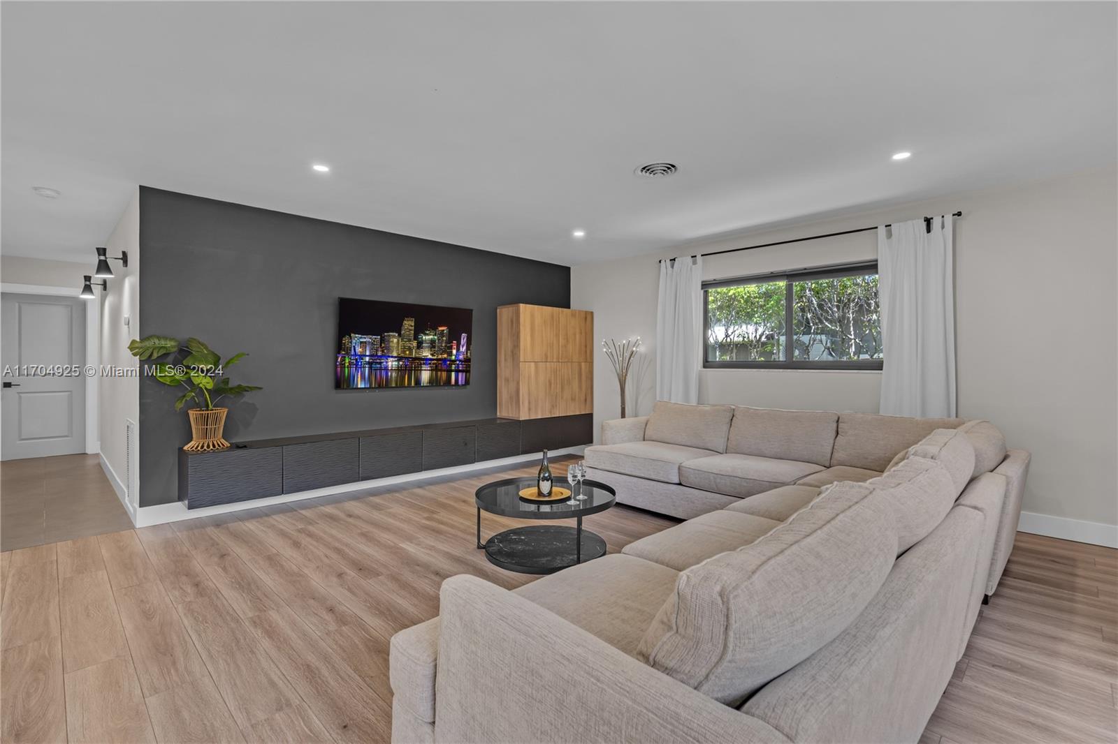 IMPERIAL POINT 1 SEC - Residential