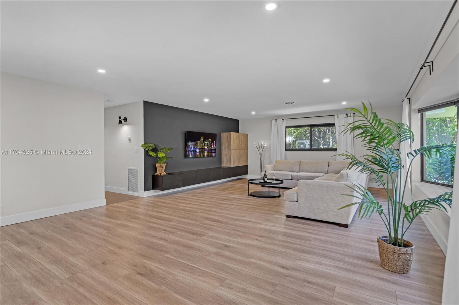 IMPERIAL POINT 1 SEC - Residential
