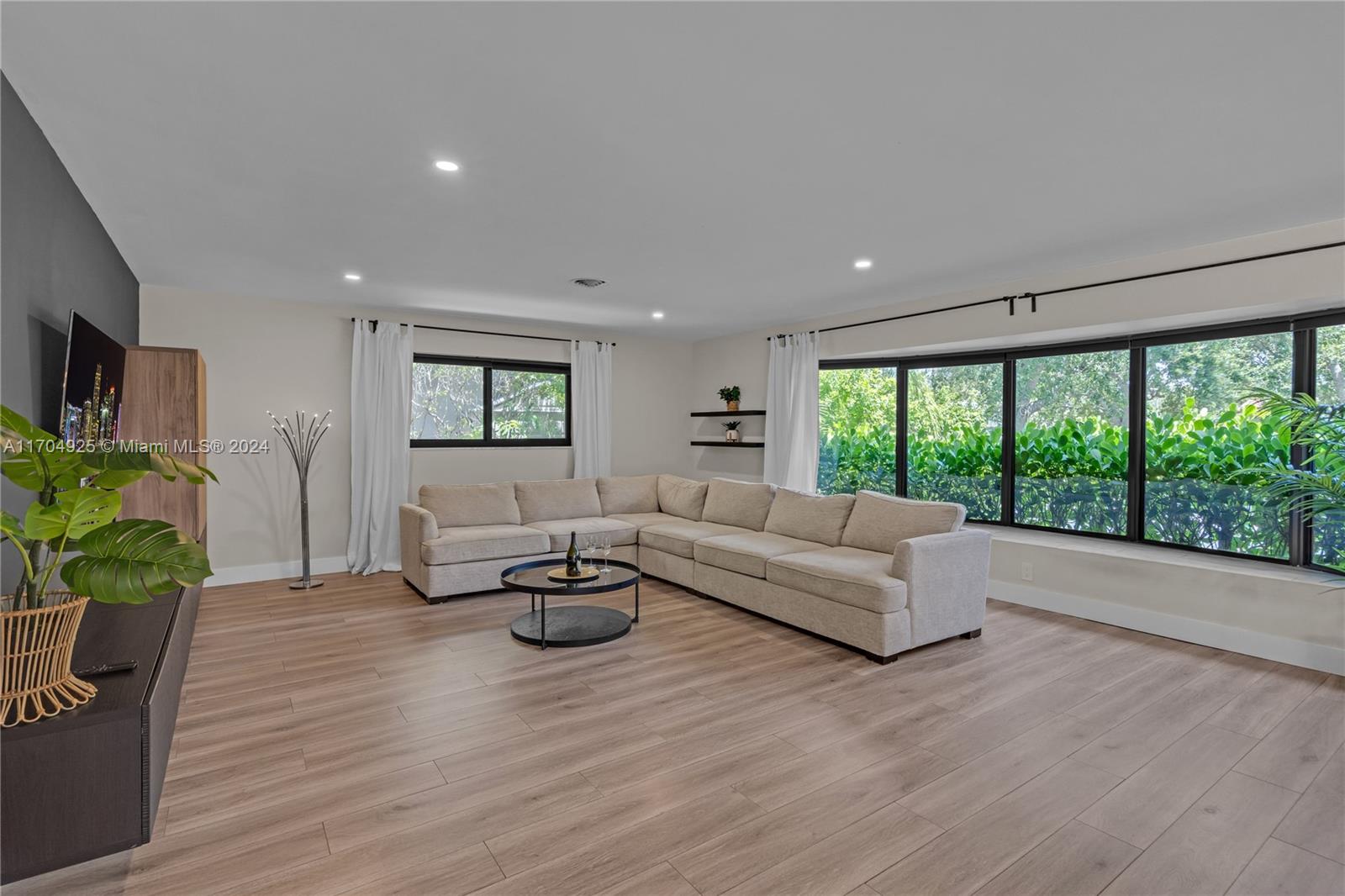 IMPERIAL POINT 1 SEC - Residential