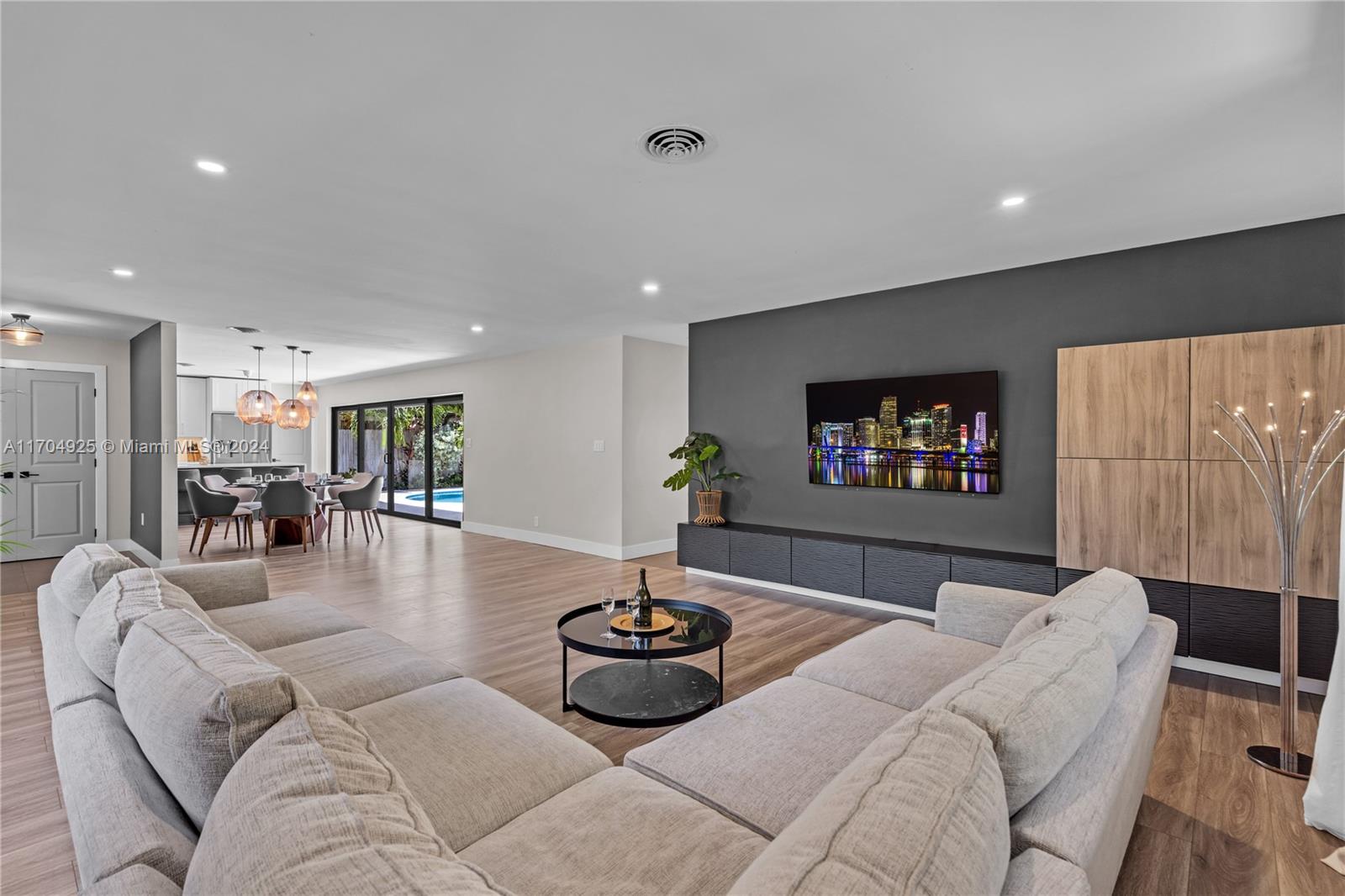 IMPERIAL POINT 1 SEC - Residential