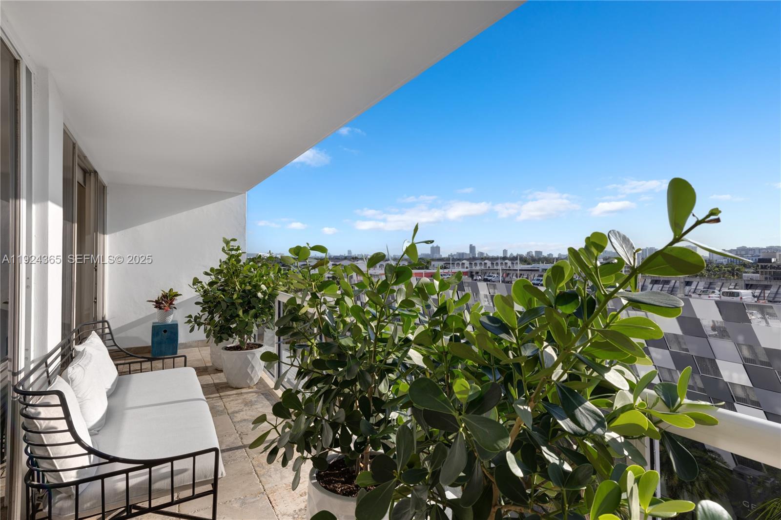 SUNSET HARBOUR SOUTH COND - Residential