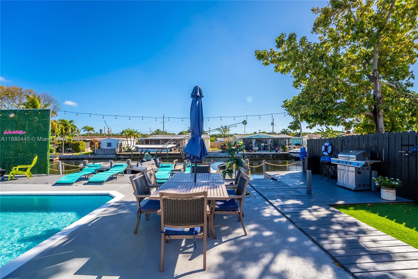 TROPICAL HAVEN - Residential